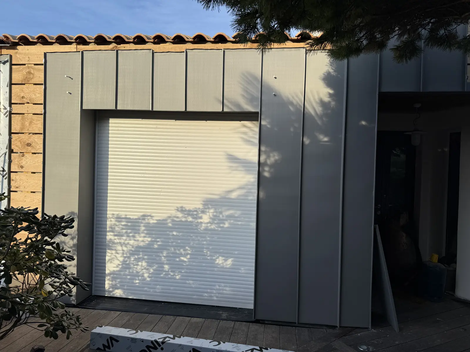 Extension en bardage zinc gris avec volet roulant