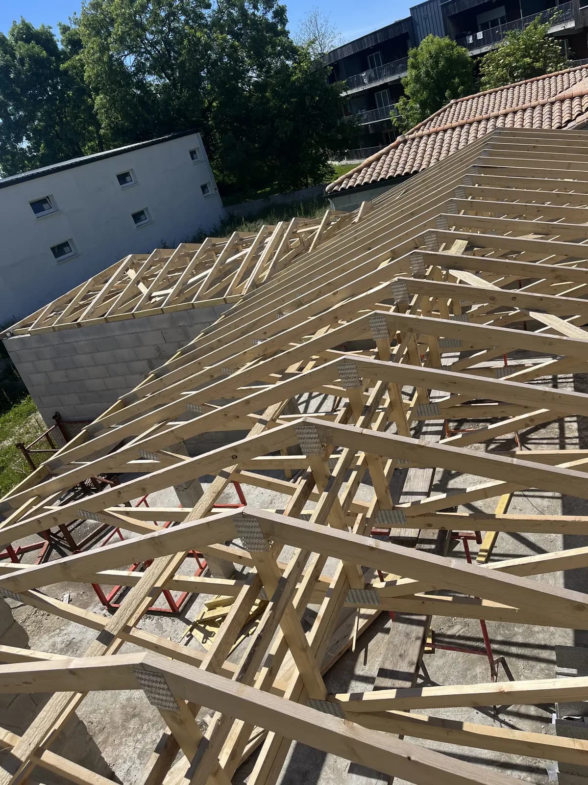 Fermettes neuves en bois posées sur un bâtiment