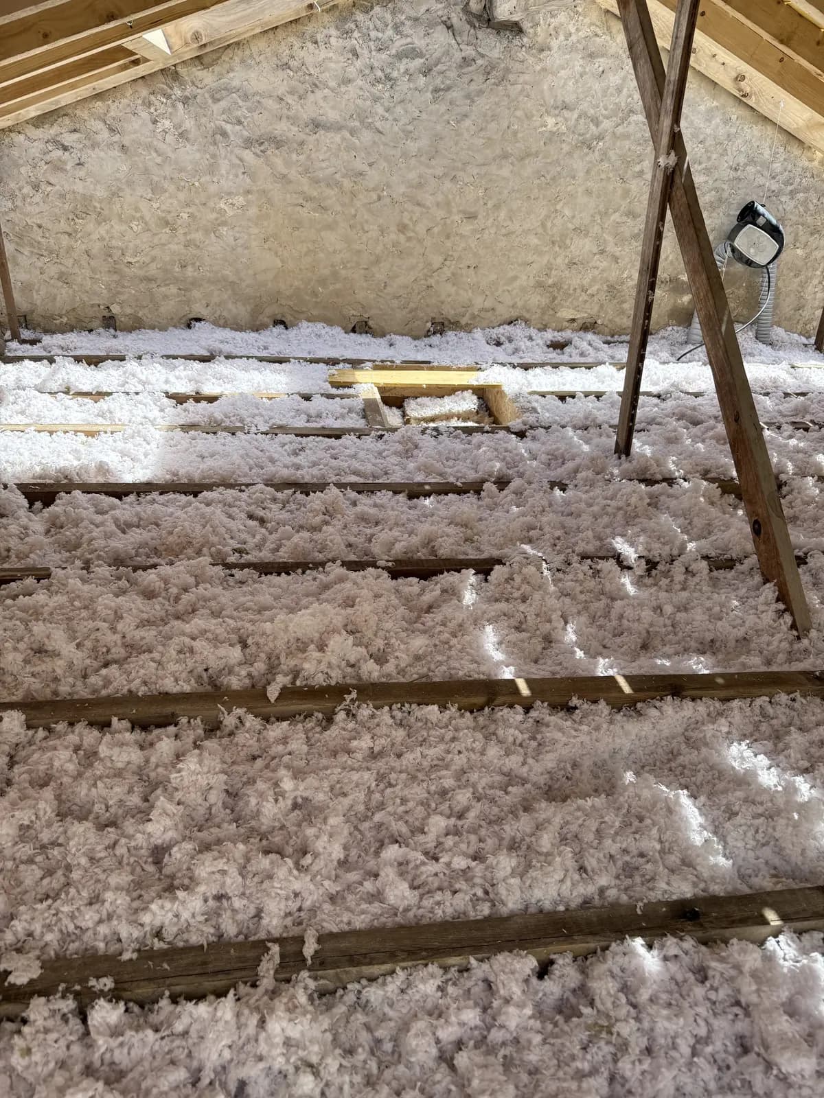 Isolant soufflé entre les solives des combles