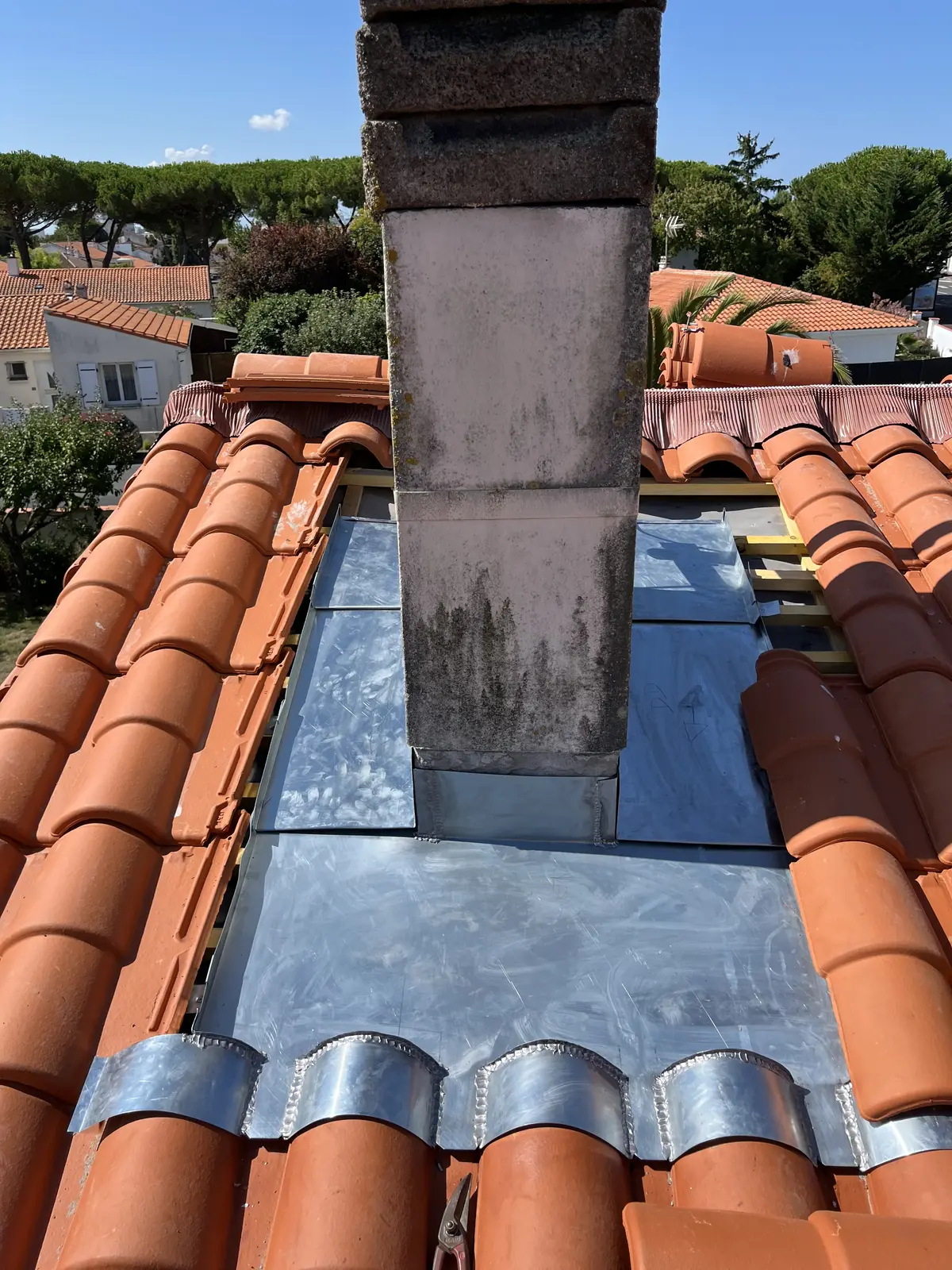 Solin en zinc autour d'une cheminée