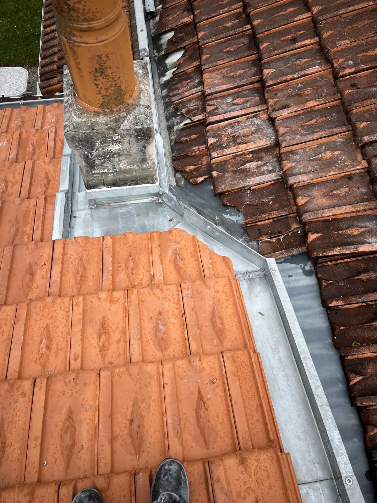 Solin en zinc autour d'une souche de cheminée