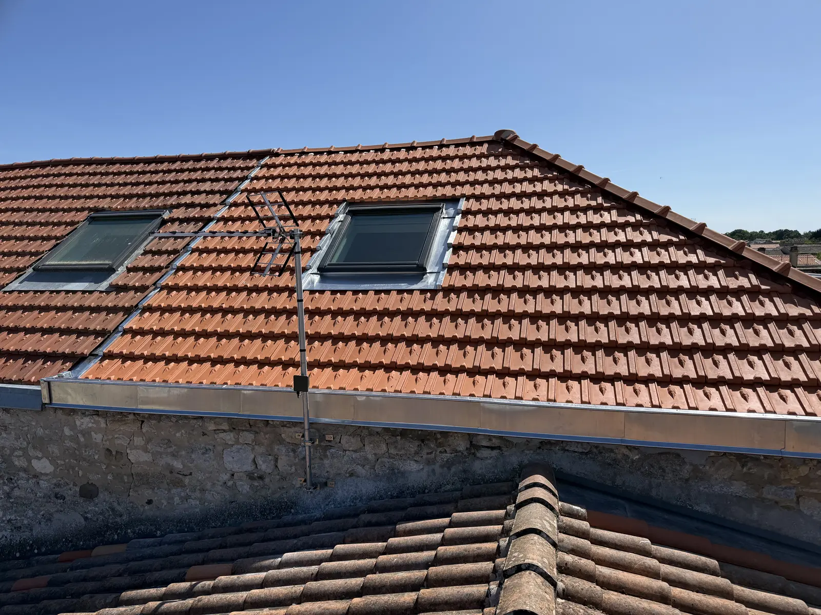 Toiture refaite en tuiles avec fenêtres de toit